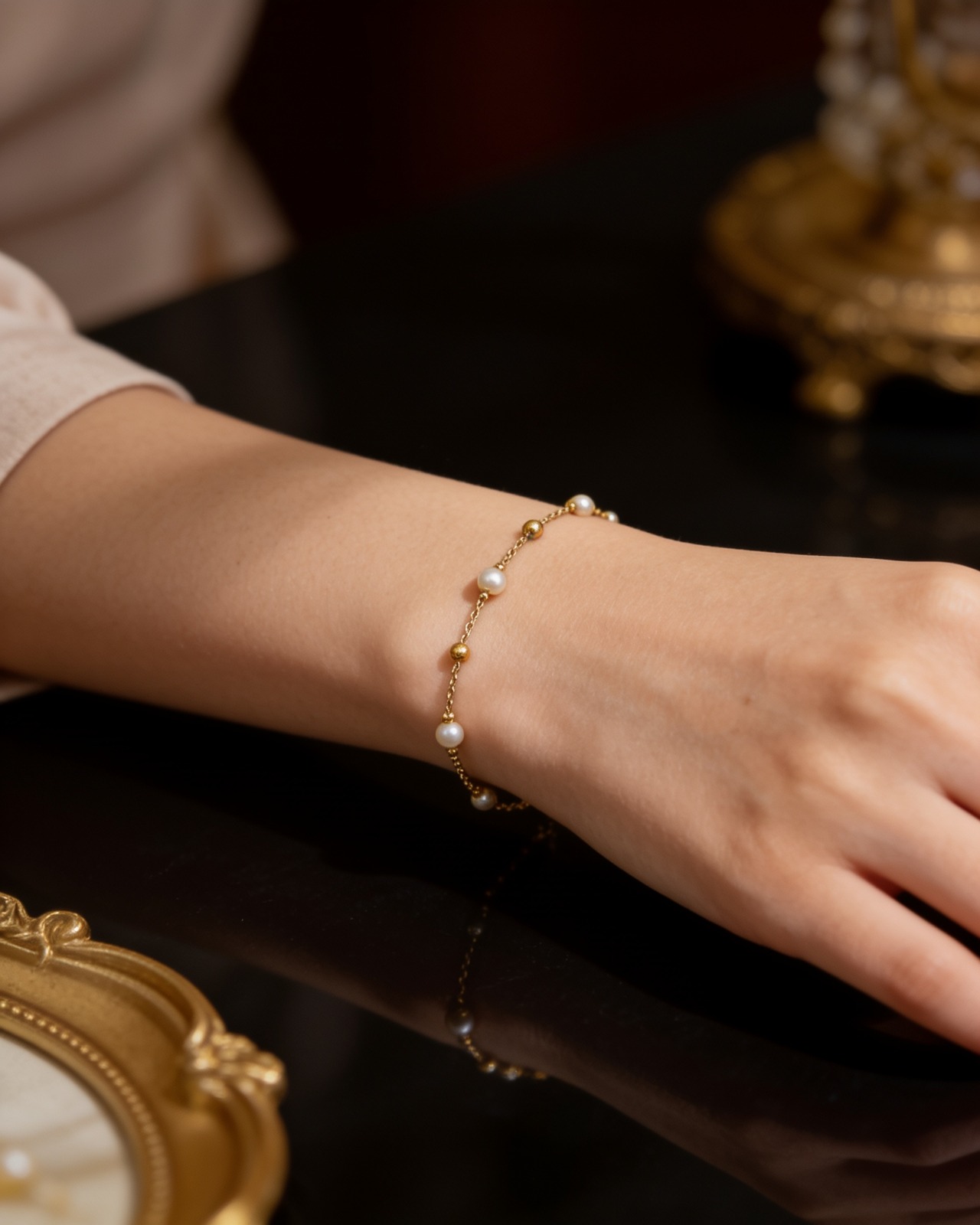 Foto profissional da pulseira de pérolas no pulso de uma modelo